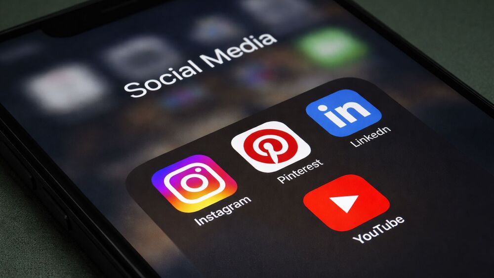 Folge momentum auf Instagram, Facebook und LinkedIn